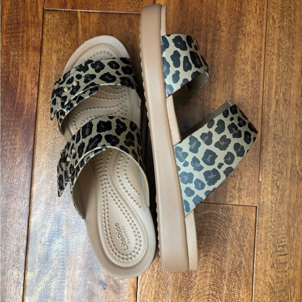 CROCS Brooklyn Low Leopard Animal Print Dual Strap Sandals Tan Black NWOT 6 - Picture 5 of 7